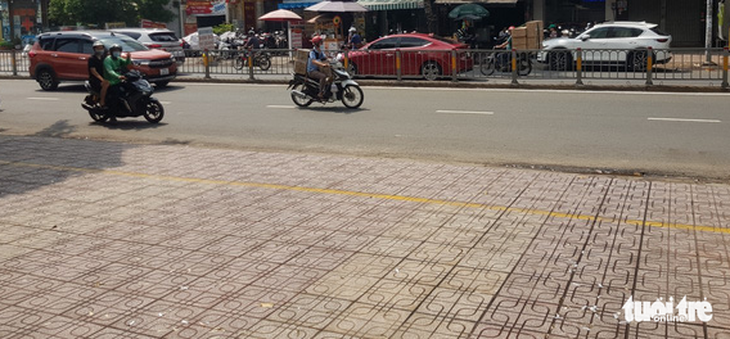 Điều tra vụ nghi nổ súng trên đường ở quận Tân Phú, TP.HCM - Ảnh 2.