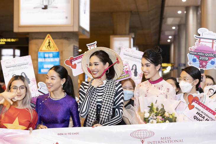 Hoa hậu Quốc tế 2019 Sireethorn Leearamwat thích thú với bún chả - Ảnh 2.