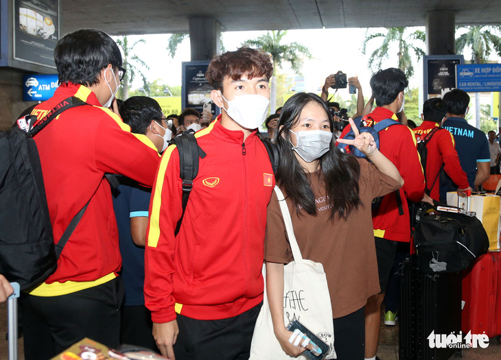 U23 Việt Nam được CĐV chào đón nồng nhiệt ở Tân Sơn Nhất - Ảnh 6.