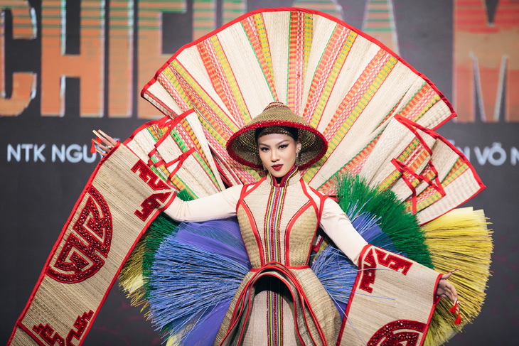 Chiếu Cà Mau đoạt giải nhất trang phục dân tộc Hoa hậu Hoàn vũ Việt Nam 2022 - Ảnh 1.