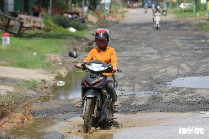 Khổ vì mặt quốc lộ như bị giội bom - Ảnh 5.