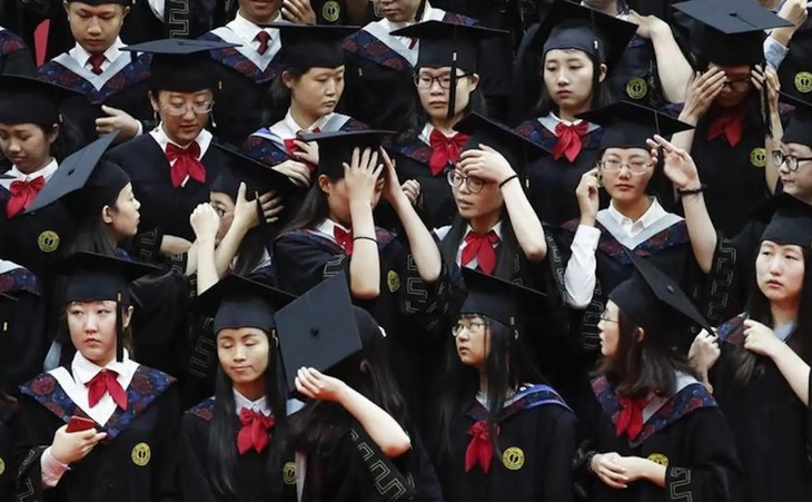 Tân cử nhân các đại học danh giá ở Trung Quốc thôi mơ mộng công việc lương cao - Ảnh 2.