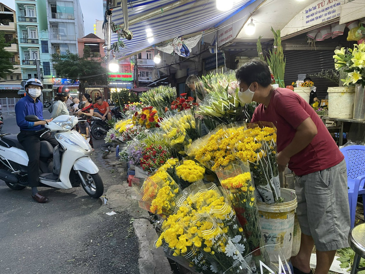 Chợ truyền thống cũng tưng bừng khuyến mãi - Ảnh 1.