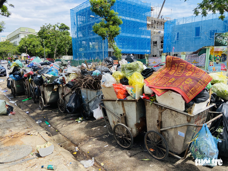 Rác thải lại ùn ứ ở đường phố Hà Nội - Ảnh 3.