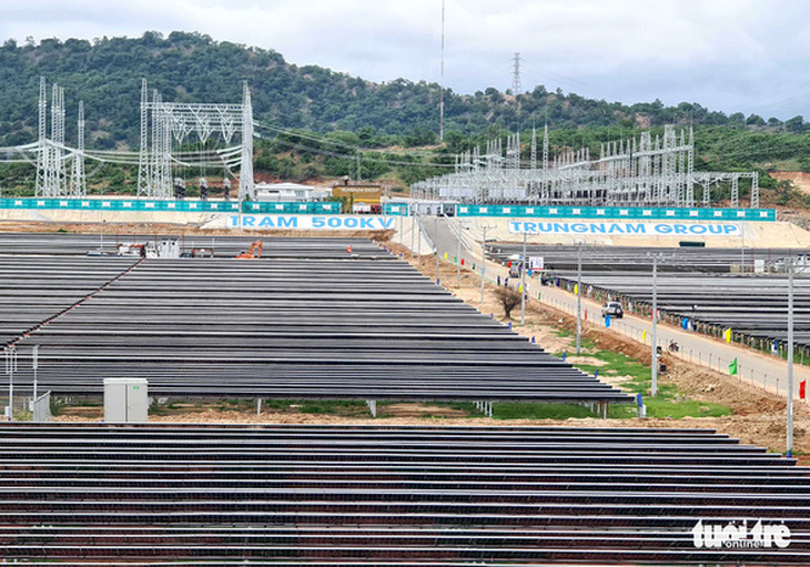 Dự án điện mặt trời Trung Nam và đường dây 500kV - Ảnh: NGỌC HIỂN