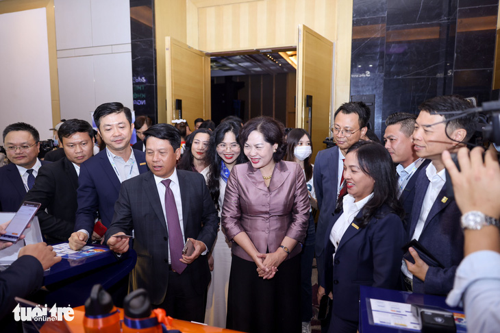 Phó thủ tướng Chính phủ tham quan và trải nghiệm triển lãm tại Ngày không tiền mặt - Ảnh 4.