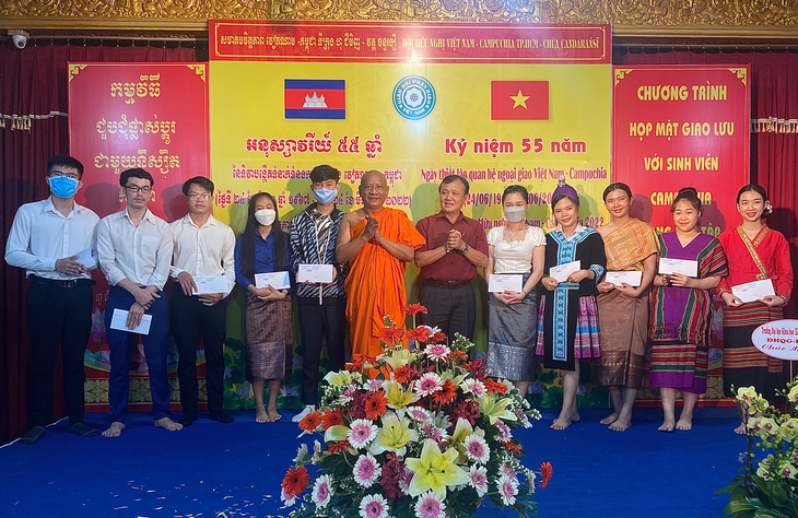 Trao tặng học bổng trị giá 500 triệu đồng cho du học sinh Campuchia tại TP.HCM - Ảnh 3.