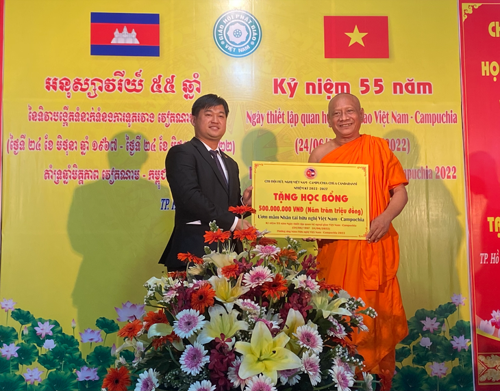 Trao tặng học bổng trị giá 500 triệu đồng cho du học sinh Campuchia tại TP.HCM - Ảnh 1.