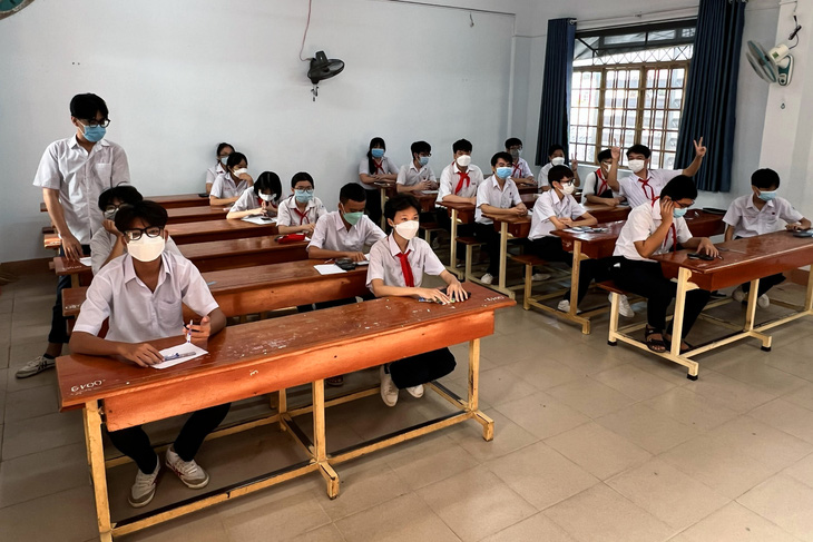 Thi vào lớp 10 ở Đồng Nai: Hơn 23.000 thí sinh thi, chỉ 10.000 em có cơ hội đậu - Ảnh 2.