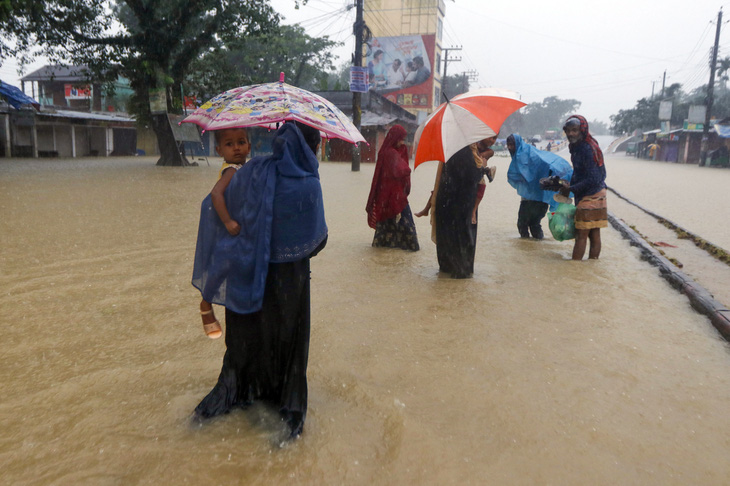 41 người chết, hàng triệu người ảnh hưởng do mưa lũ ở Bangladesh, Ấn Độ - Ảnh 2.