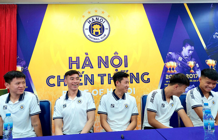 Tuyển thủ U23 Việt Nam Vũ Tiến Long: ‘Hết vui rồi, giờ tập trung vào nhiệm vụ ở câu lạc bộ’ - Ảnh 1.