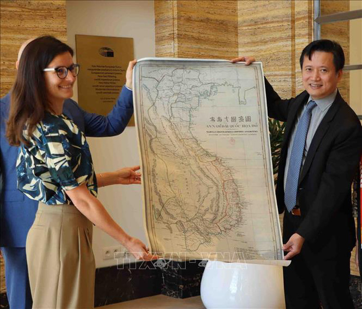 Việt Nam trao tặng An Nam Đại Quốc họa đồ cho Bảo tàng Lịch sử châu Âu - Ảnh 1.