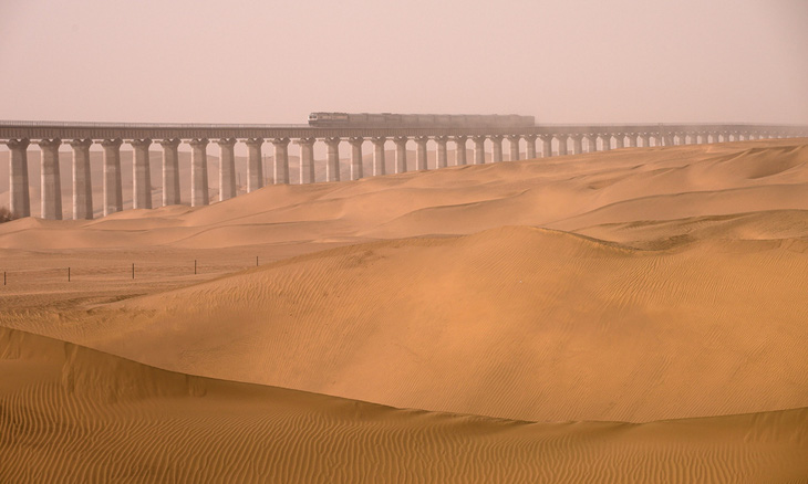 Trung Quốc xây đường sắt dài 2.712 km trên sa mạc ra sao? - Ảnh 1.