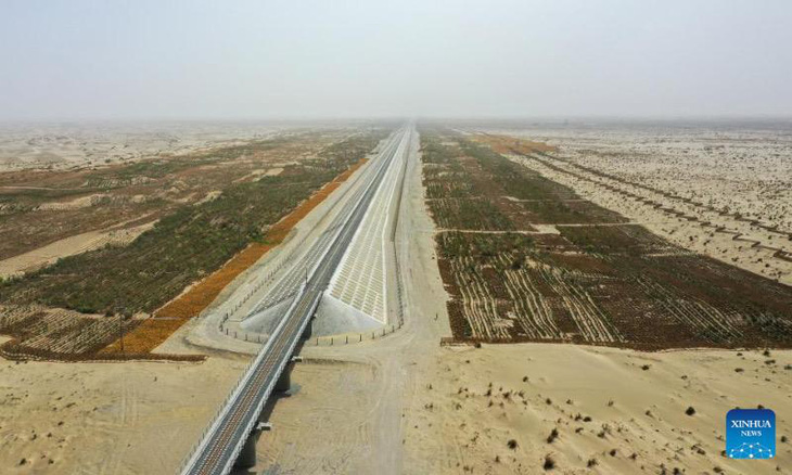 Trung Quốc xây đường sắt dài 2.712 km trên sa mạc ra sao? - Ảnh 3.