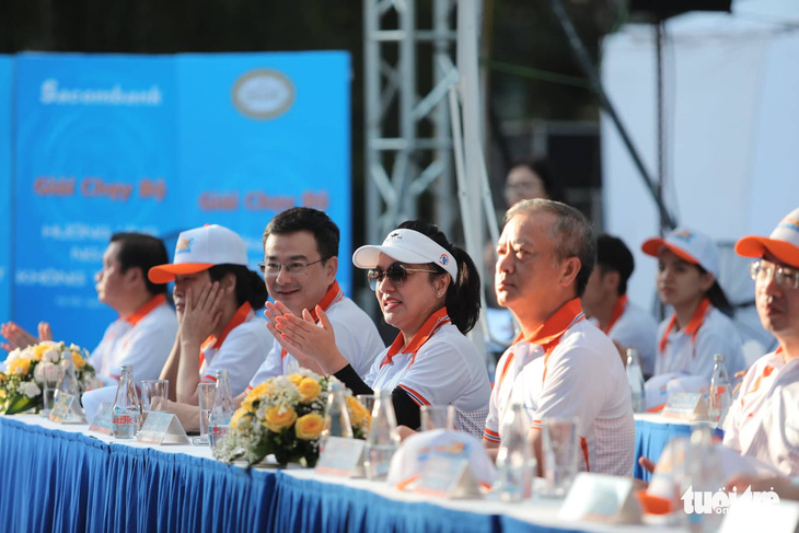 Rộn ràng Giải chạy Ngày không tiền mặt 2022 tại bờ hồ Hoàn Kiếm - Ảnh 1.