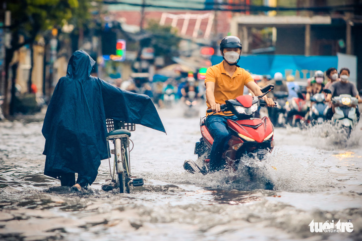 Mưa lớn chiều chủ nhật, nhiều nơi tại TP.HCM lại thành sông - Ảnh 1.