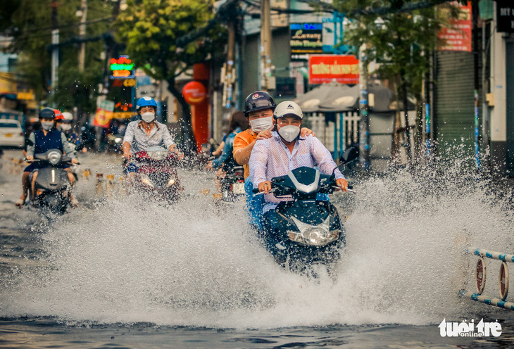 Mưa lớn chiều chủ nhật, nhiều nơi tại TP.HCM lại thành sông - Ảnh 6.