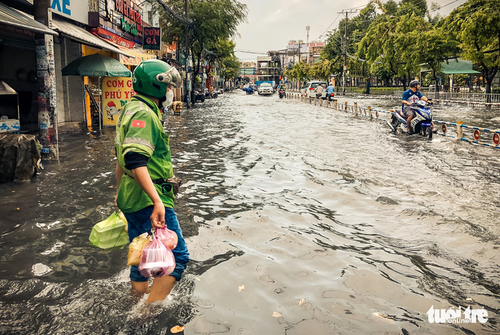 Mưa lớn chiều chủ nhật, nhiều nơi tại TP.HCM lại thành sông - Ảnh 5.