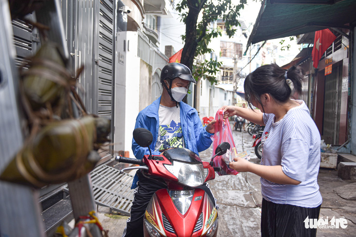 Nhộn nhịp gói bánh bá trạng ở đường Tuệ Tĩnh dịp Tết Đoan ngọ - Ảnh 1.