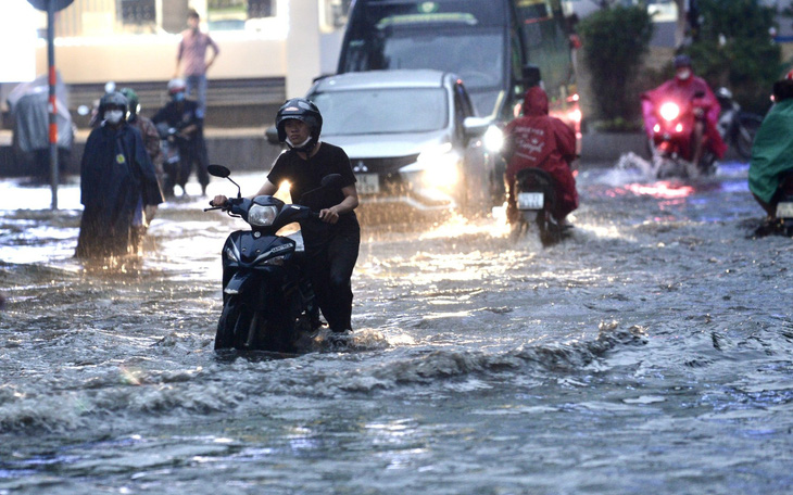 TP.HCM mưa trắng trời, nhiều tuyến đường lênh láng