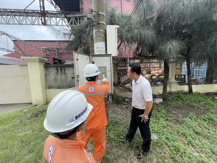Cấp điện cho vùng nhiều sông rạch nhất TP.HCM ra sao? - Ảnh 1.