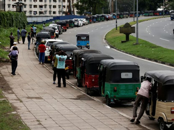 Sri Lanka đóng cửa trường học, dừng dịch vụ chính phủ không thiết yếu - Ảnh 1.