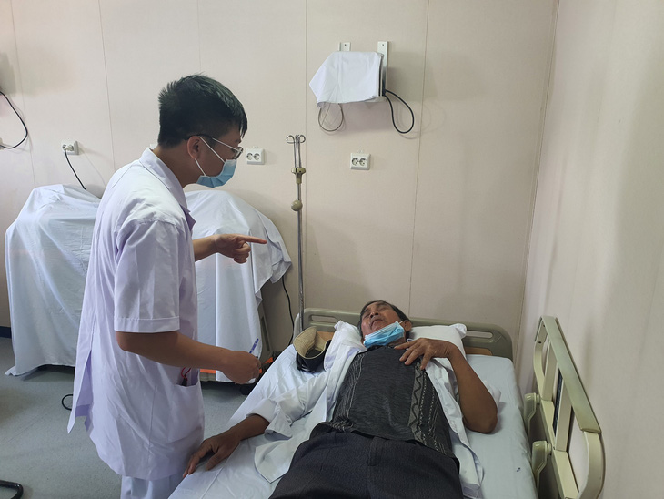 Tàu bệnh viện của Hải quân Việt Nam khám chữa bệnh cho người dân Phú Yên - Ảnh 2.