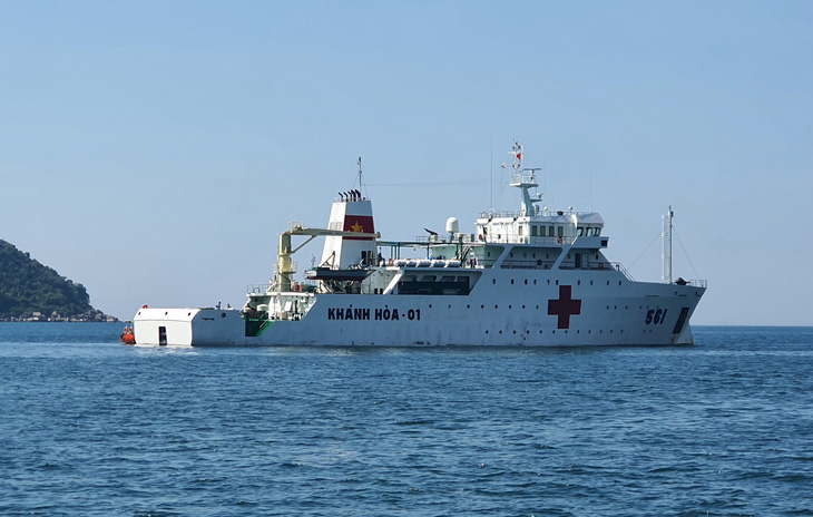 Tàu bệnh viện của Hải quân Việt Nam khám chữa bệnh cho người dân Phú Yên - Ảnh 1.