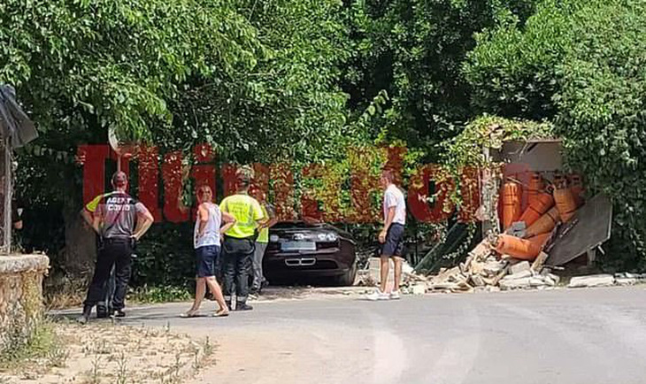 Ronaldo's $2.1 million Bugatti Veyron Vitesse supercar crashed into the wall - Photo 3.