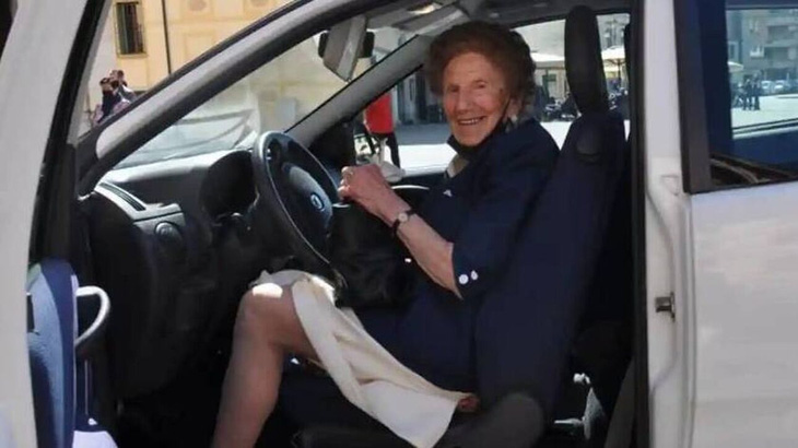 Cụ bà 100 tuổi gia hạn bằng lái ôtô - Ảnh 1.