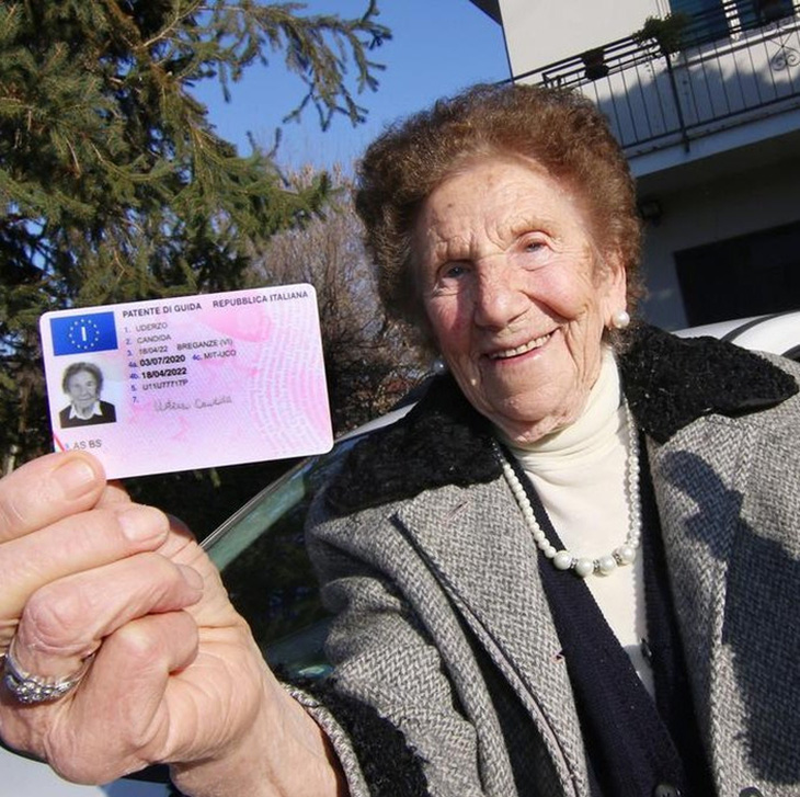Cụ bà 100 tuổi gia hạn bằng lái ôtô - Ảnh 2.