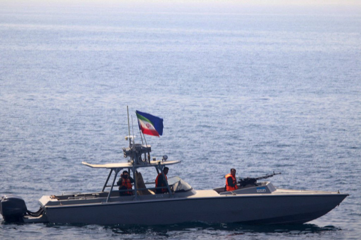 Hải quân Mỹ bắn pháo sáng cảnh cáo tàu cao tốc Iran - Ảnh 2.