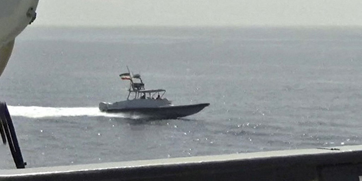 Hải quân Mỹ bắn pháo sáng cảnh cáo tàu cao tốc Iran - Ảnh 1.