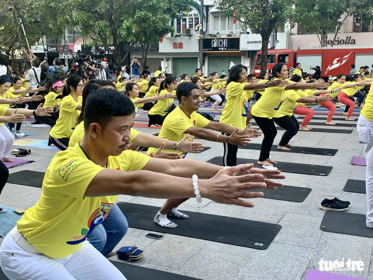 Hơn 1.000 người đồng diễn hưởng ứng Ngày quốc tế yoga 2022 - Ảnh 5.