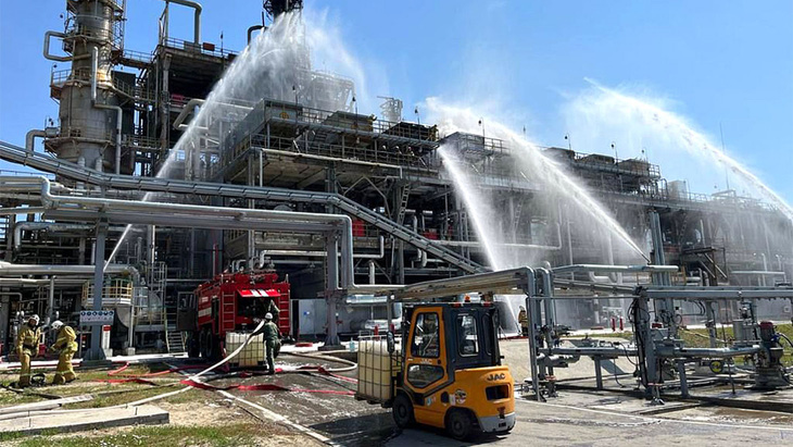 Nga cáo buộc Ukraine tấn công làm cháy nhà máy lọc dầu ở Rostov - Ảnh 1.