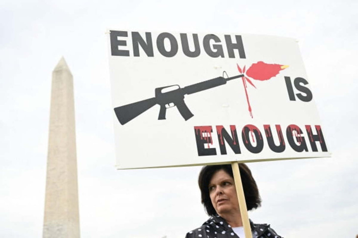 Nghị sĩ lưỡng đảng Mỹ công bố dự luật kiểm soát súng đạn dài 80 trang - Ảnh 1.