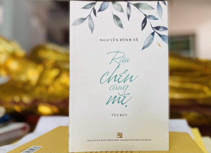 Rửa chén cùng mẹ - Ảnh 1.