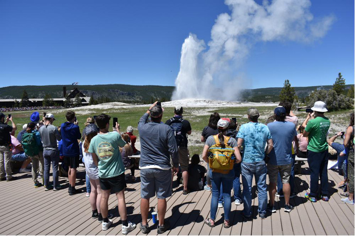 Du khách nườm nượp trở lại Vườn quốc gia Yellowstone sau trận lũ kinh hoàng - Ảnh 2.