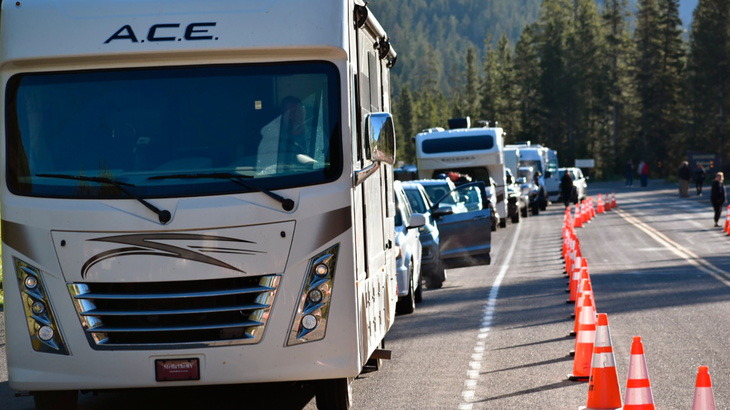 Du khách nườm nượp trở lại Vườn quốc gia Yellowstone sau trận lũ kinh hoàng - Ảnh 1.