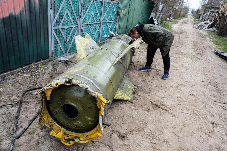 Tên lửa và bom chưa nổ vương vãi khắp Ukraine - Ảnh 1.