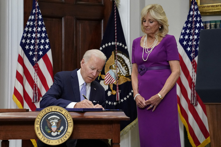 Ông Biden ký ban hành luật kiểm soát súng để cứu nhiều người - Ảnh 1.