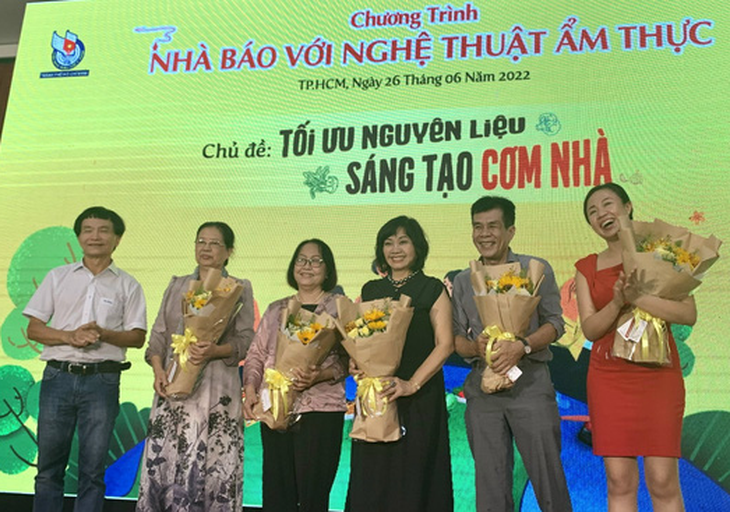 Nghệ sĩ Xuân Hương đánh giá cao sự sáng tạo của nhà báo khi vào bếp - Ảnh 2.