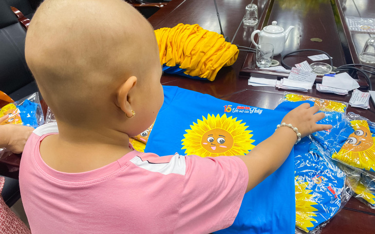 Bệnh nhi ung thư nhận áo "hoa mặt trời": Áo đẹp lắm, con thích lắm