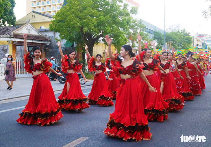 Nghệ sĩ bốn phương khuấy động đường phố Huế trong dịp Festival Huế 2022 - Ảnh 1.