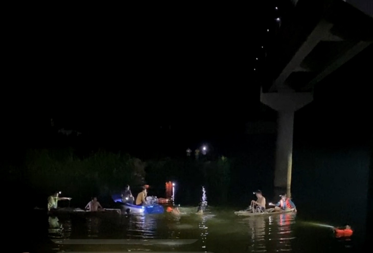 3 học sinh mất tích, để lại xe và điện thoại gần sông, hàng trăm người tìm kiếm trong đêm - Ảnh 1.