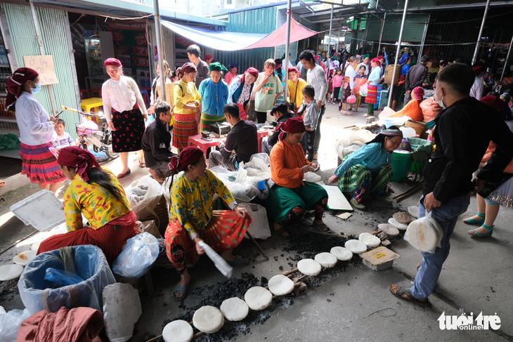 Thưởng thức bánh ngô dẻo thơm giữa chợ phiên Đồng Văn - Ảnh 1.