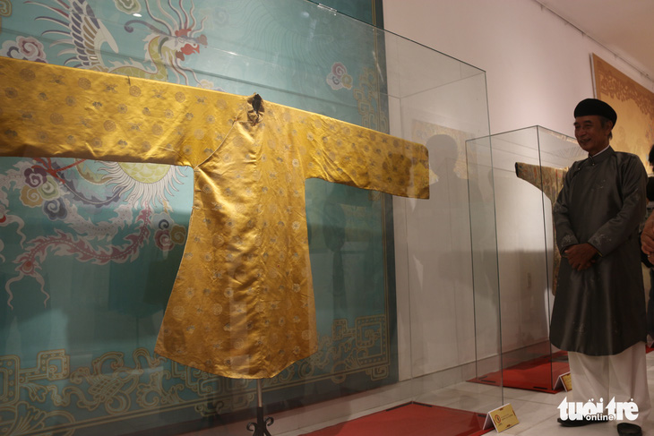 Áo quan nhất phẩm triều Nguyễn còn nguyên vẹn lần đầu ra mắt công chúng - Ảnh 3.