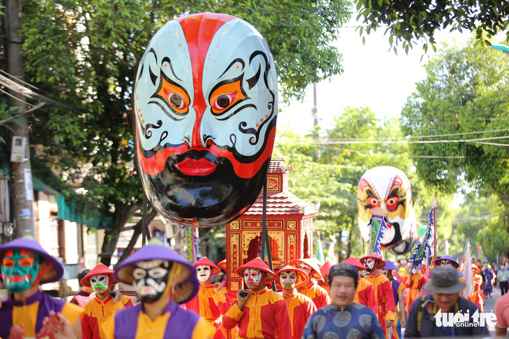 Hàng trăm diễn viên tuồng mang mặt nạ diễn dưới đường phố Huế - Ảnh 2.