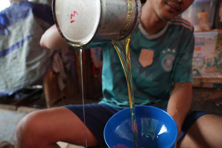 Indonesia bán 60 triệu lít dầu ăn với giá ưu đãi cho người dân - Ảnh 1.