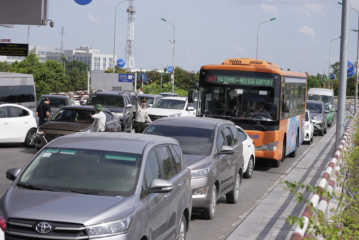 Lượng khách tăng vọt, sân bay Nội Bài khuyến cáo hành khách đi xe công cộng để giảm ùn ứ - Ảnh 1.